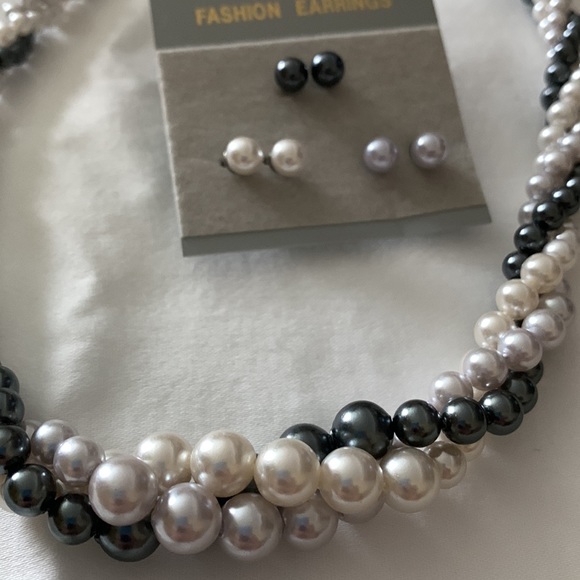 Pearl necklace and 3 pair of Pearl earrings - Picture 2 of 3
